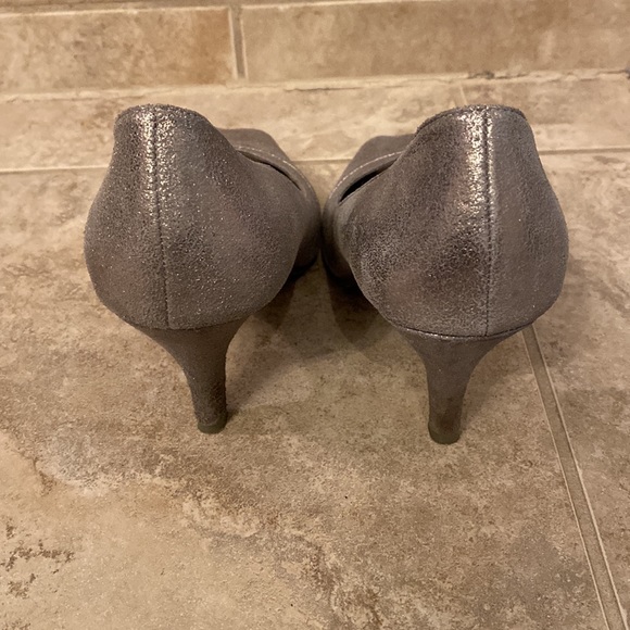 Kenneth Cole 7.5 silver distressed metallic peep toe pump. EUC - Picture 3 of 7
